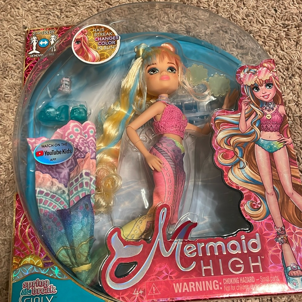 MERMAID HIGH Spring Break Finly Mermaid Doll & Accessories.